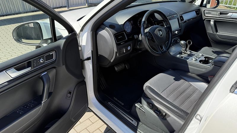 Volkswagen Touareg 3.0TDi*193kW*R-LINE*PERLEŤ - fotka 17 z 44