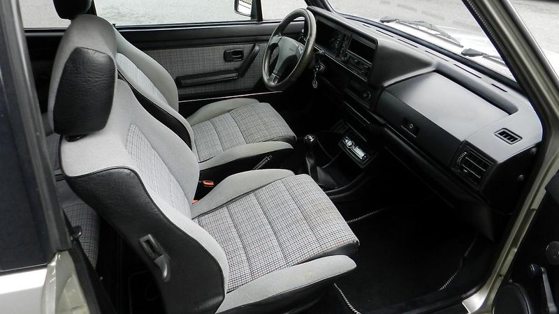 Volkswagen Golf MK1 cabrio 1.8i 70 kW KARMANN - fotka 12 z 24