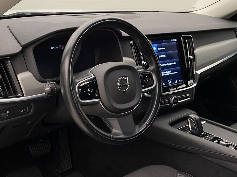 Volvo V90 B4 MOMENTUM AUT - fotka 19 z 46