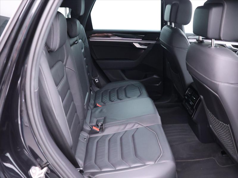 Volkswagen Touareg 3,0 R-Line Tiptronic CZ DPH - fotka 13 z 31