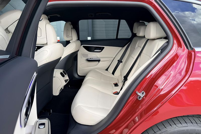 Mercedes-Benz Třídy C (2024) C 300 de 4Matic EQ - fotka 30 z 100