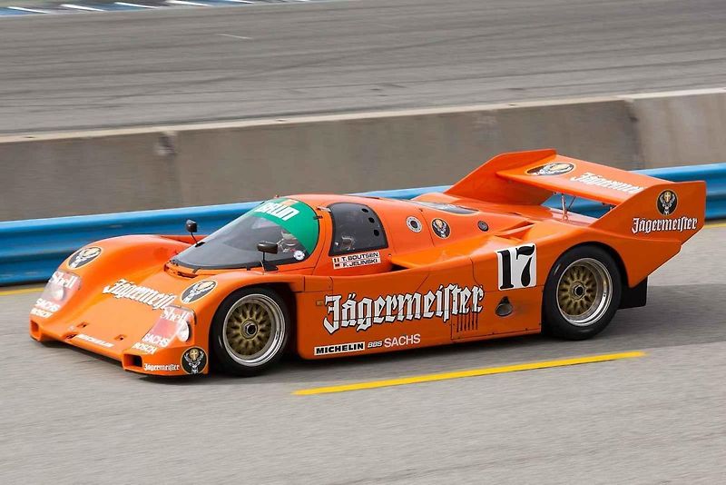 Porsche 962C týmu Joest Racing při Le Mans Classic v roce 2016.