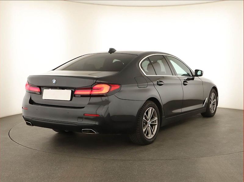 BMW Řada 5 (2020) M Sport 530d xDrive - fotka 5 z 17
