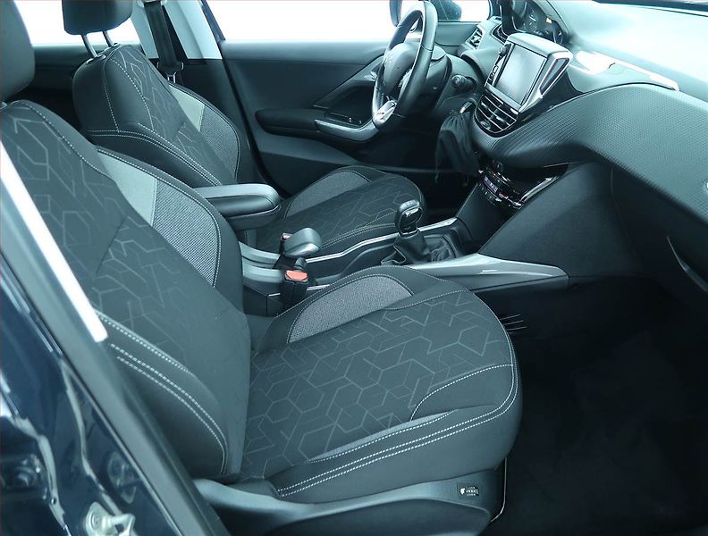 Peugeot 2008 (2018) Active Pack 1.2 PureTech - fotka 9 z 18