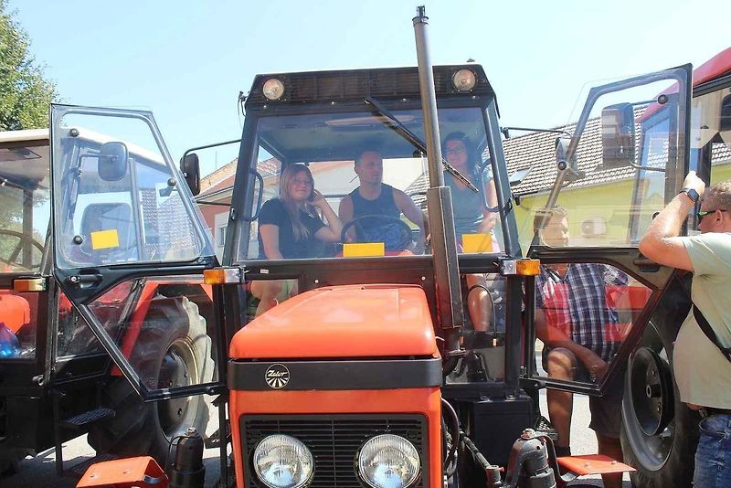 Podivínský mazec nabídl svůj třináct ročník. Jedinečná traktoriáda na Břeclavsku lákala poslední červencovou sobotu na spanilou jízdu, závody i přehlídku několika veteránů.