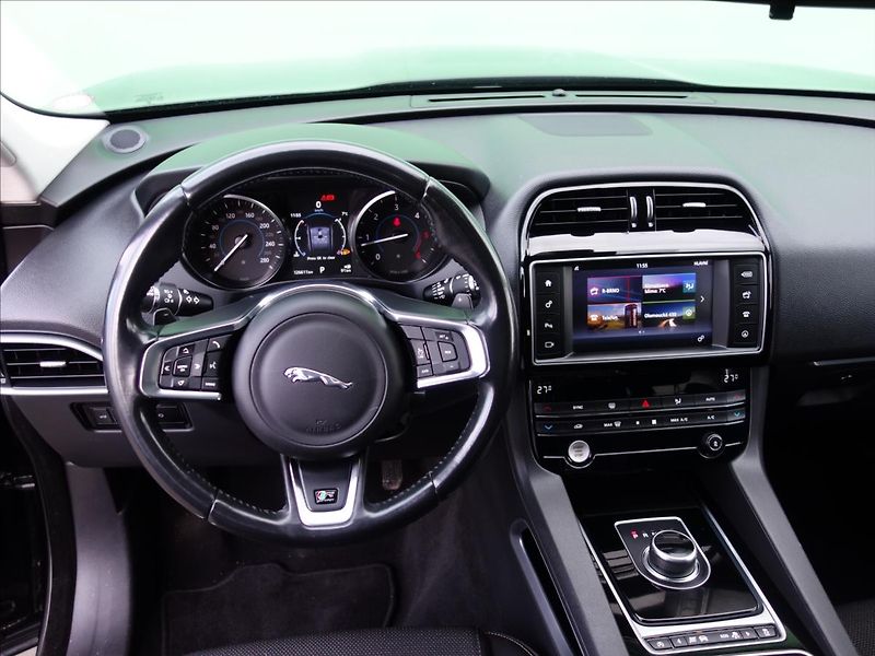 Jaguar F-Pace 2,0 20d AWD PRESTIGE - fotka 16 z 40