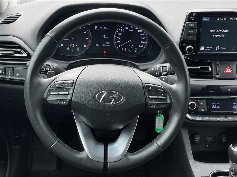 Hyundai i30 1,5 T-GDI AT7 Combi Smart PDC - fotka 8 z 23