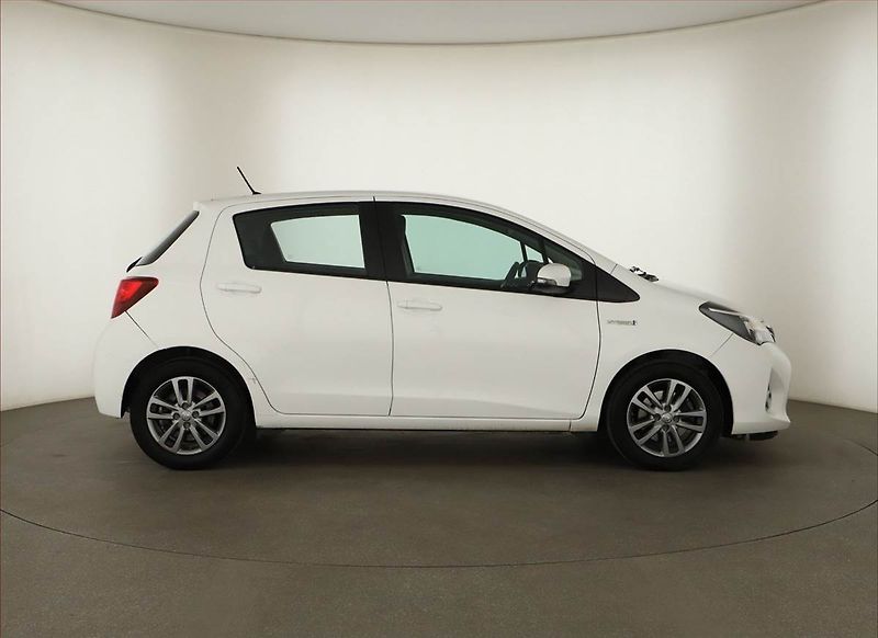Toyota Yaris (2015) 1.5 Hybrid, Automat, Tempomat - fotka 6 z 23