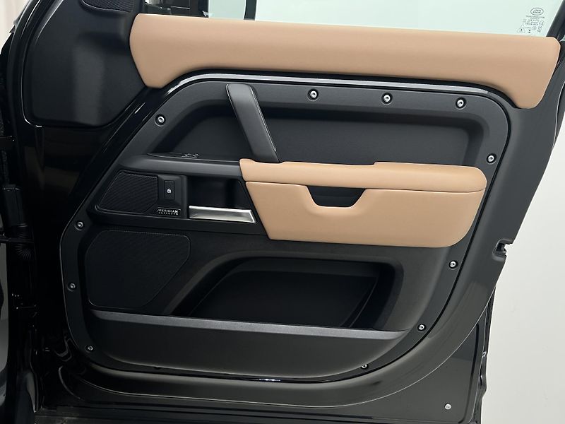 Land Rover Defender 110 D350 X-DYNAMIC HSE 1. maj. - fotka 50 z 50