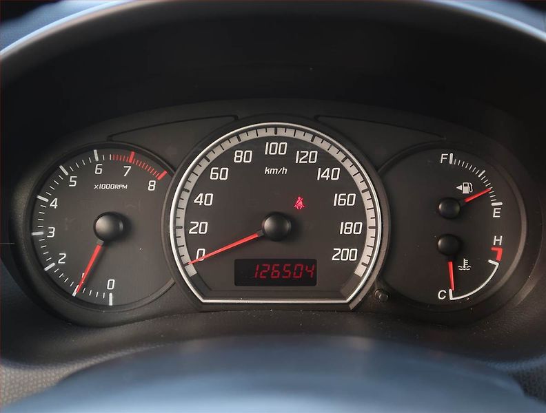 Suzuki Swift (2008) 1.3 i, Vyhř. sedaček - fotka 11 z 17