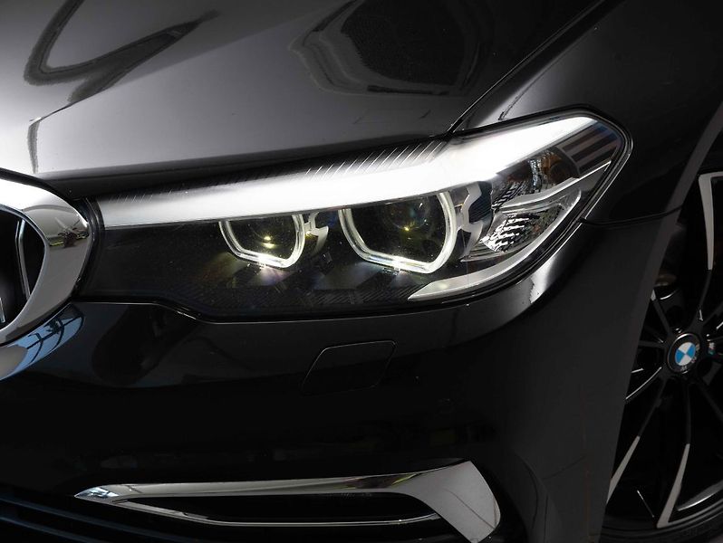 BMW Řada 5 520d xDrive - fotka 8 z 22