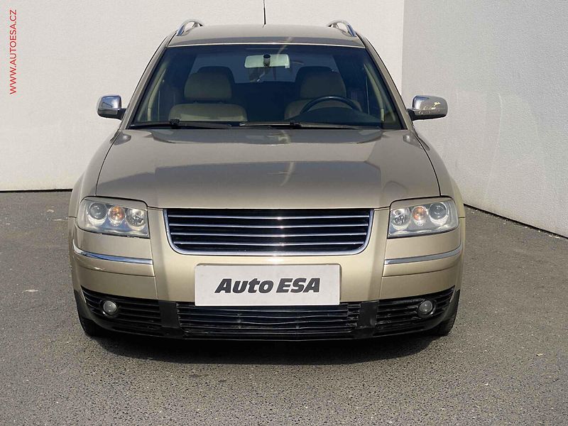 Volkswagen Passat (2001) 1.9TDi, ČR, AC, xenon, navi - fotka 2 z 19