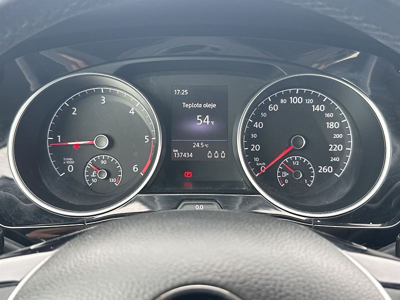 Volkswagen Touran (2016) 2.0 TDI Highline - fotka 6 z 32