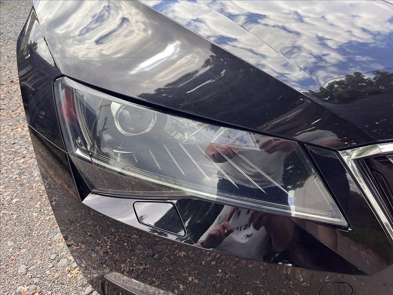 Škoda Superb 2,0 TDi DSG  NAVI BIXEN ACC AL - fotka 39 z 50