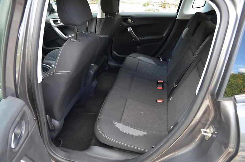 Peugeot 2008 (2017) 1.2 PT 60kW KLIMA / TAŽNÉ - fotka 9 z 28
