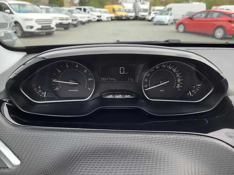 Peugeot 2008 ACTIVE 1.2 PureTech 110k S&S - fotka 11 z 39