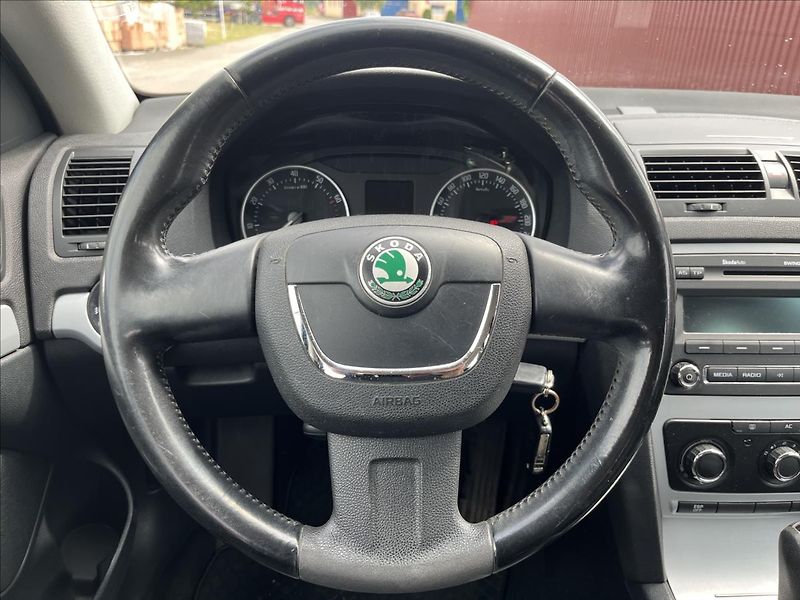 Škoda Octavia 1,6 MPi KLIMA ROZVODY PNEU - fotka 15 z 36