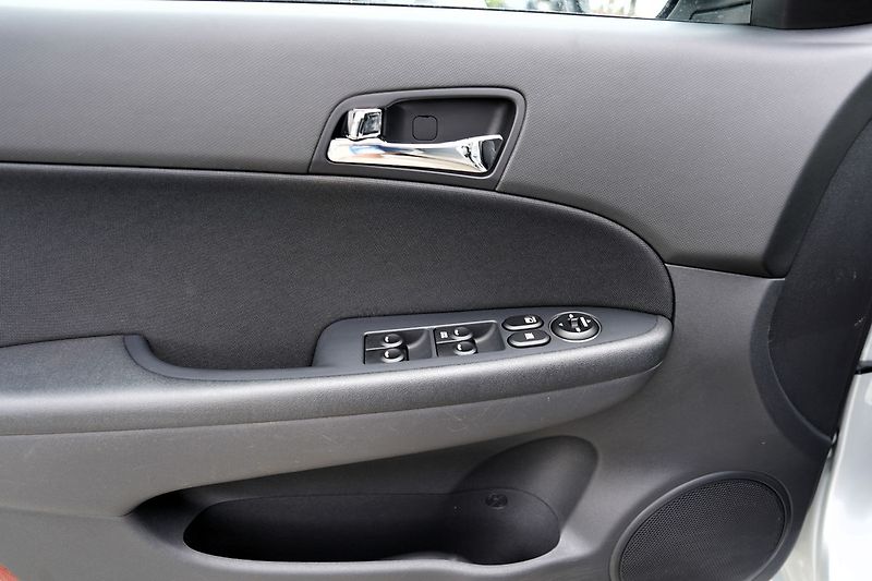 Hyundai i30 1.6 CRDI-16V/90 PS/ČR - fotka 15 z 38