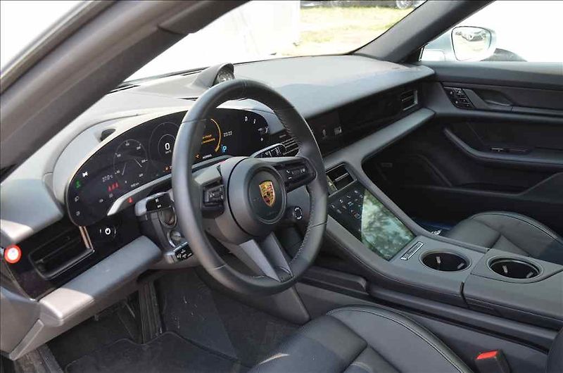 Porsche Taycan 4S - fotka 14 z 16