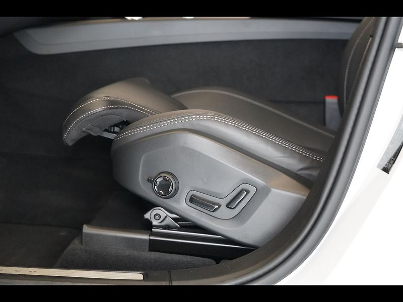 Volvo XC60 T8 PLUS Dark, Ventilace, 360° - fotka 22 z 48