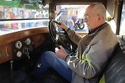 Zde je za volantem jedné z nich majitel unikátní sbírky vozů Praga pan Příhoda