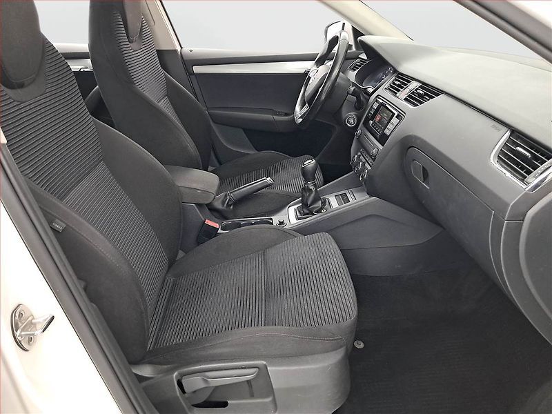 Škoda Octavia (2015) 1.6 TDI, Serv.kniha, Xenony - fotka 9 z 19