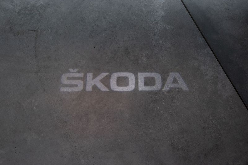 Škoda Superb 2.0 TDI L&K*TAŽNÉ*DPH*ČR 1.MAJ - fotka 19 z 52