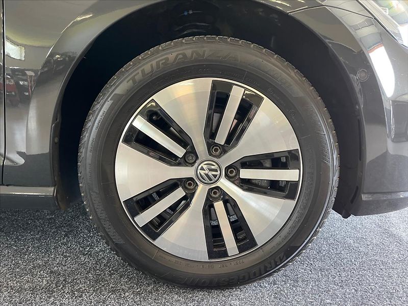 Volkswagen e-Golf 100kW,DPH,tep.čerpadlo - fotka 27 z 33