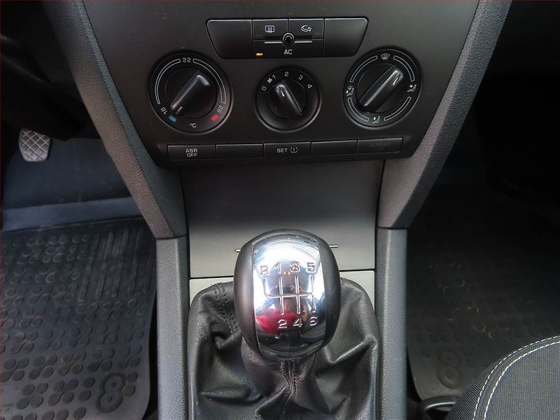 Škoda Octavia (2007) Ambiente 2.0 TDI, Tempomat - fotka 17 z 18