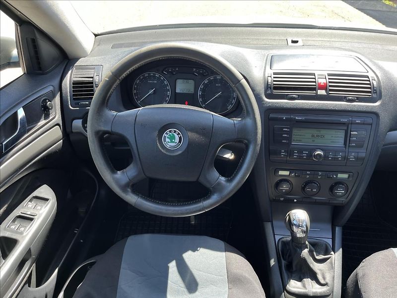 Škoda Octavia 1,6 FSi KLIMA TAŽNÉ  STK 6/28 - fotka 14 z 27
