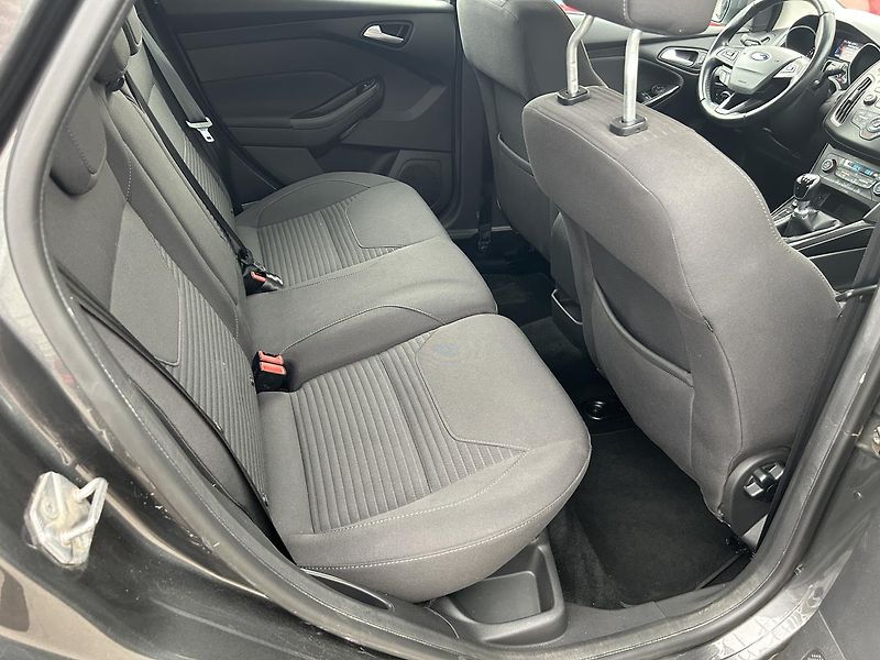 Ford Focus 1.5   Titanium - fotka 21 z 24