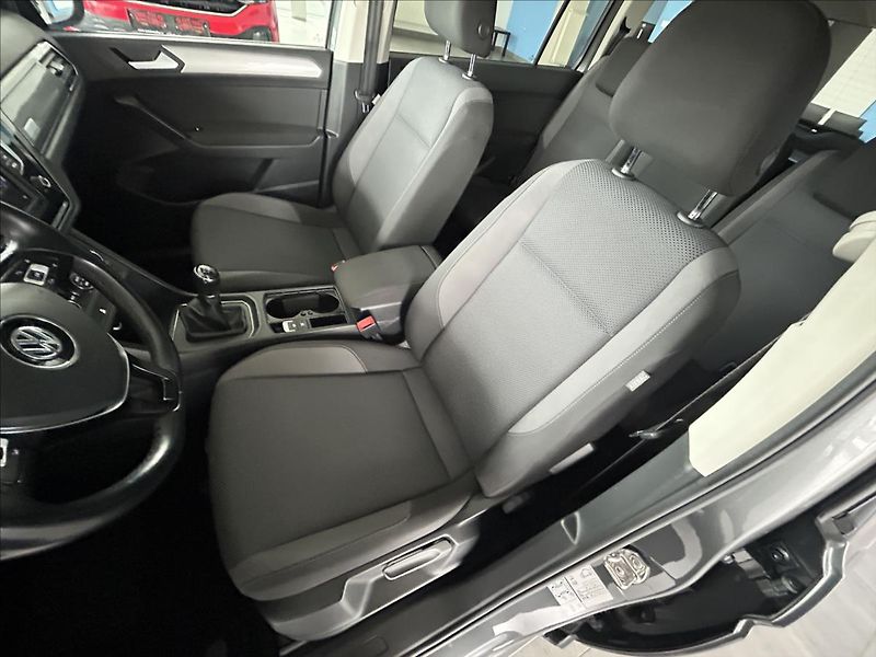 Volkswagen Touran 1,2   TSI 81kW,2.MAJ,SERVISKA - fotka 19 z 22