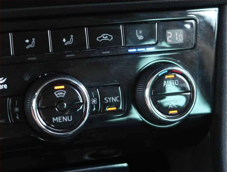 Škoda Superb (2019) Laurin&Klement 2.0 TDI, ČR,DPH - fotka 20 z 26