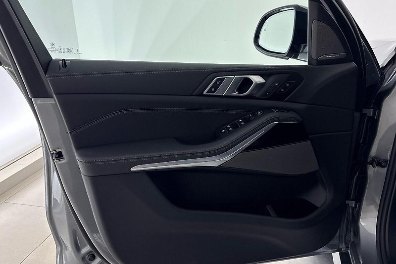 BMW X5 xDrive40i - fotka 19 z 29