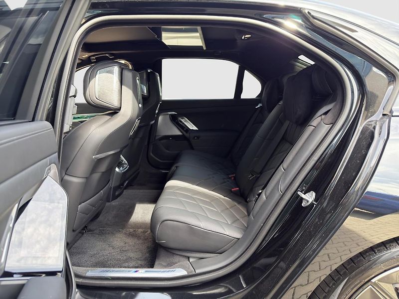 BMW Řada 7 M760e xDrive Sedan - fotka 17 z 27