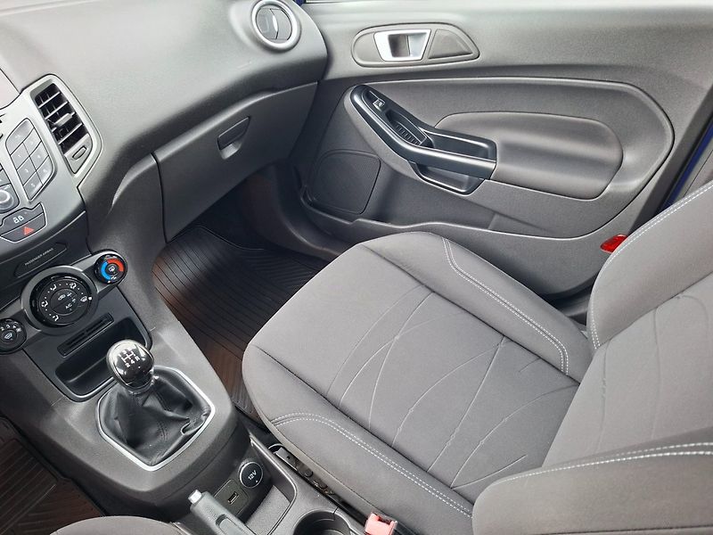 Ford Fiesta (2014) 1.0i 74kW -S.KNIHA-TAŽ.ZAŘ. - fotka 13 z 33