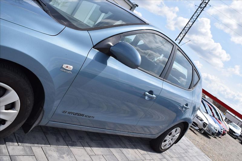 Hyundai i30 1,6 CRDi 66KW COMFORT+ 2XKOLA - fotka 8 z 42