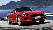 Italský kabriolet Fiat 124 Spider, který sdílí techniku s japonskou Mazdou MX-5, začíná na částce 709 900 korun. Pod kapotou najdete přeplňovanou čtrnáctistovku o výkonu 140 koní (103 kW). Karoserie je v této základní verzi tradičně v červeném odstínu.