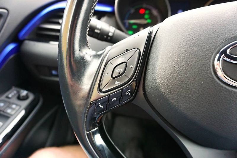 Toyota C-HR (2018) ACTIVE 1,8 HYBRID 72 kW - fotka 40 z 49