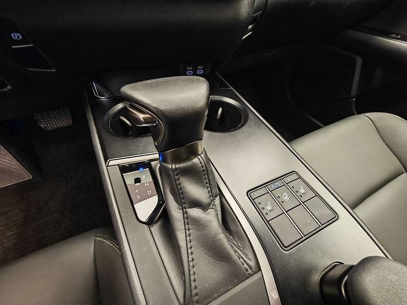 Lexus UX 250h 250h 2WD F Sport Design Plus - fotka 37 z 43