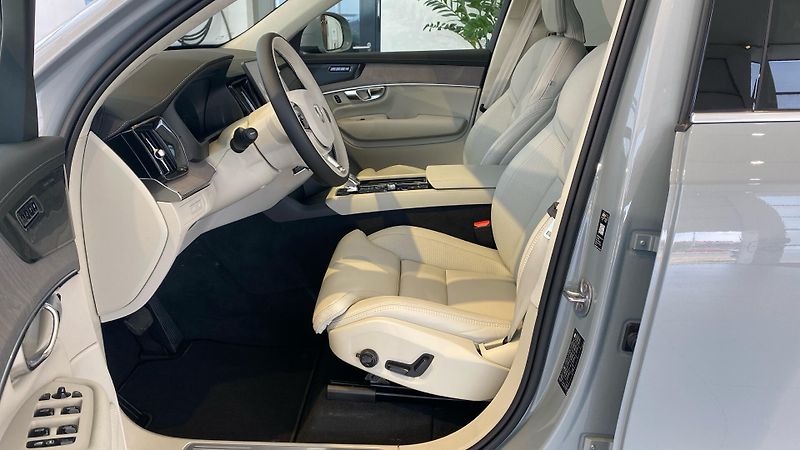 Volvo XC90 (2025) ULTRA BRIGHT, T8 AWD, 228+107 - fotka 8 z 15