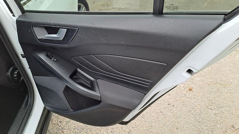 Ford Focus 1.5 TDCI Business NAVI - fotka 10 z 32