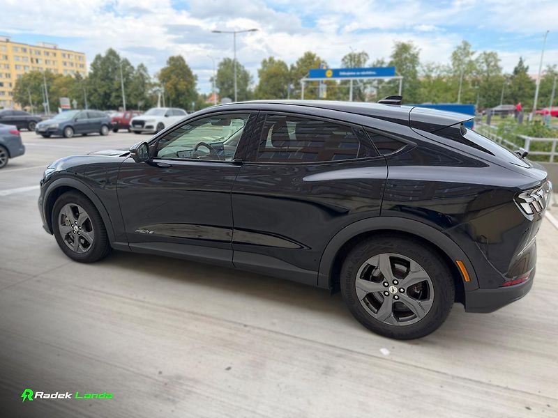 Ford Mustang Mach-E (2021) Standard Range RWD 75,7 kWh - fotka 5 z 17