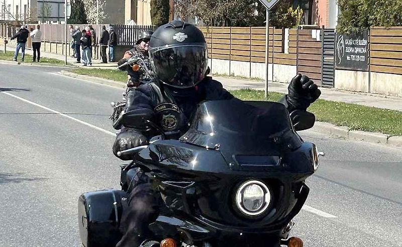 Legenda o vzniku gest motorkářů říká, že poprvé byla použita ve Spojených státech, zakladateli světoznámé značky Harley-Davidson.