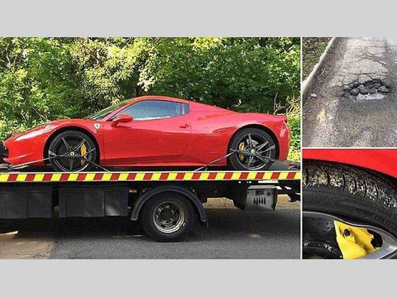 Takhle Ferrari dopadlo poté, co trefilo díru v silnici.