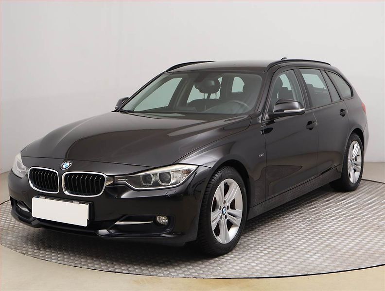 BMW Řada 3 (2013) 318 d, Xenony, Tempomat - fotka 2 z 23