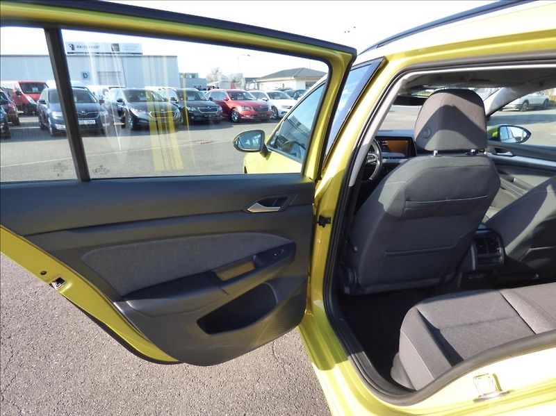 Volkswagen Golf 1,0 TSI Virtual Cockpit  Life - fotka 10 z 49