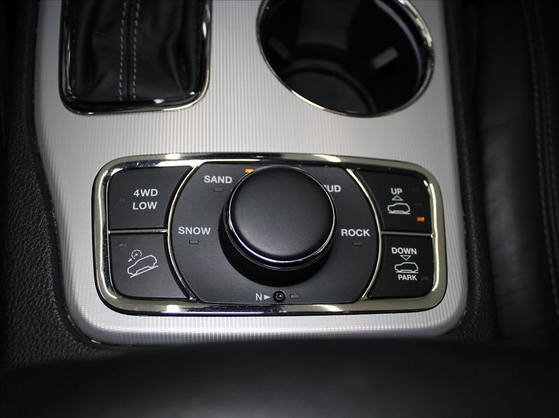 Jeep Grand Cherokee 3,0 V6 CRD 184kW Summit 62tkm! - fotka 13 z 26