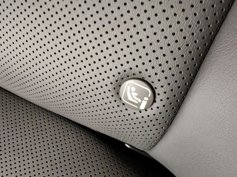 Lexus RZ 450e 450e Executive 4x4 - fotka 19 z 40