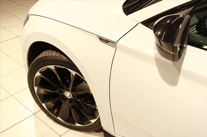 Škoda Superb iV DSG Sportline  5let/100tkm - fotka 8 z 32